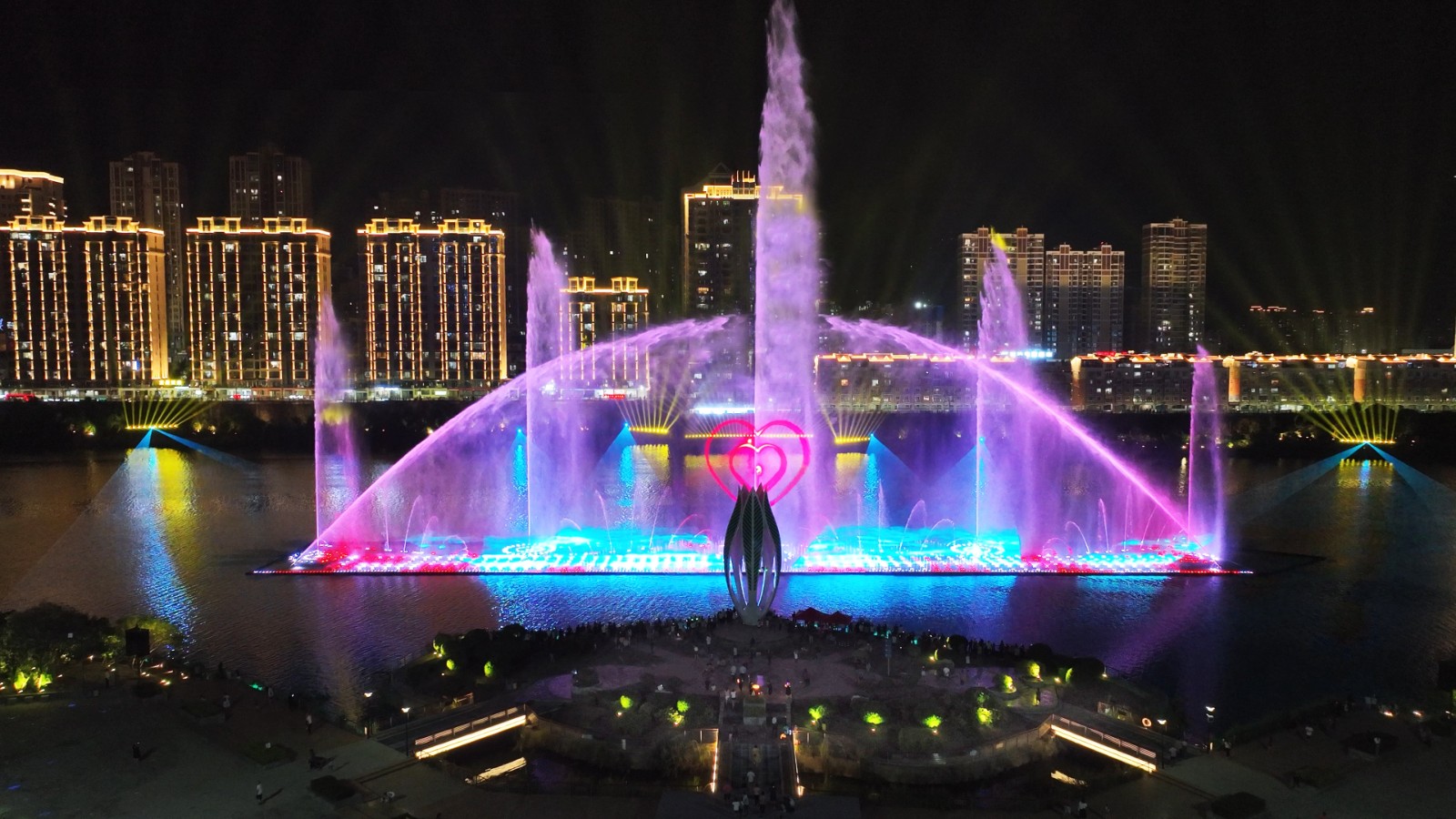1696996503156715.jpg 01豪尔赛点亮南安夜经济“聚光灯”.jpg