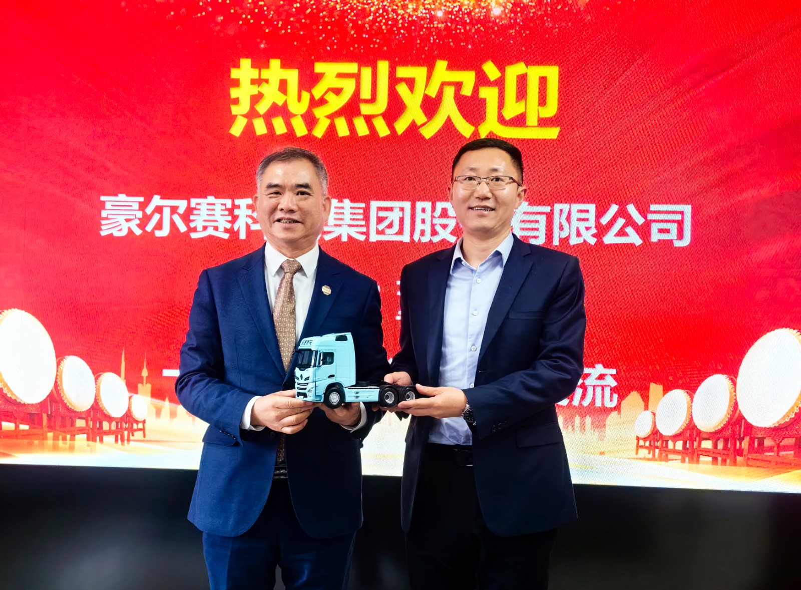 1702446057314799.jpg 陕汽销司辛晓鹰总向董事长赠送车模(1).jpg